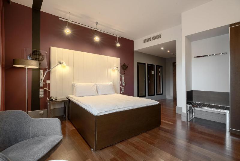 Standard King Room image 3