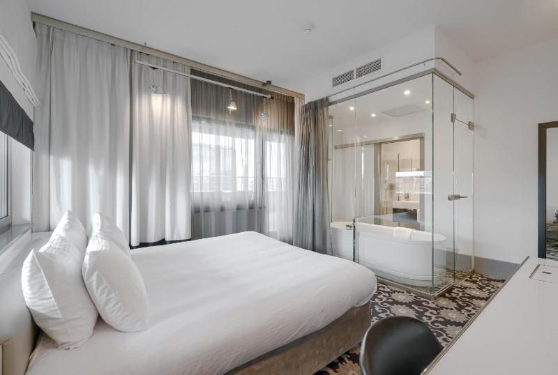 King Suite with Terrace and River View image 4