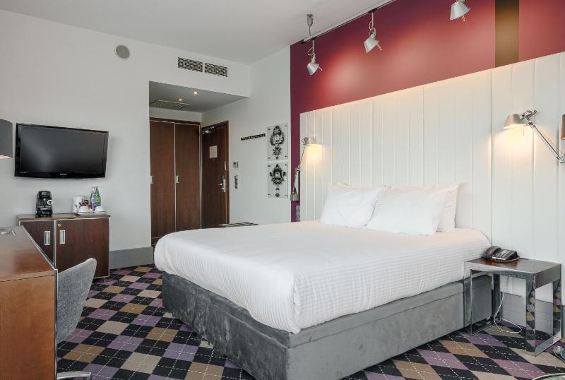 Premium King Room with River View image 3