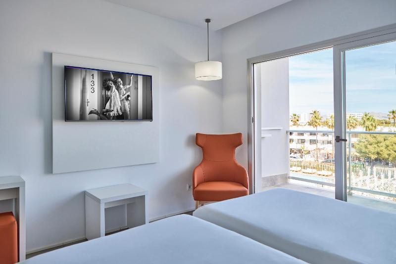 Double Room Pool View image 1