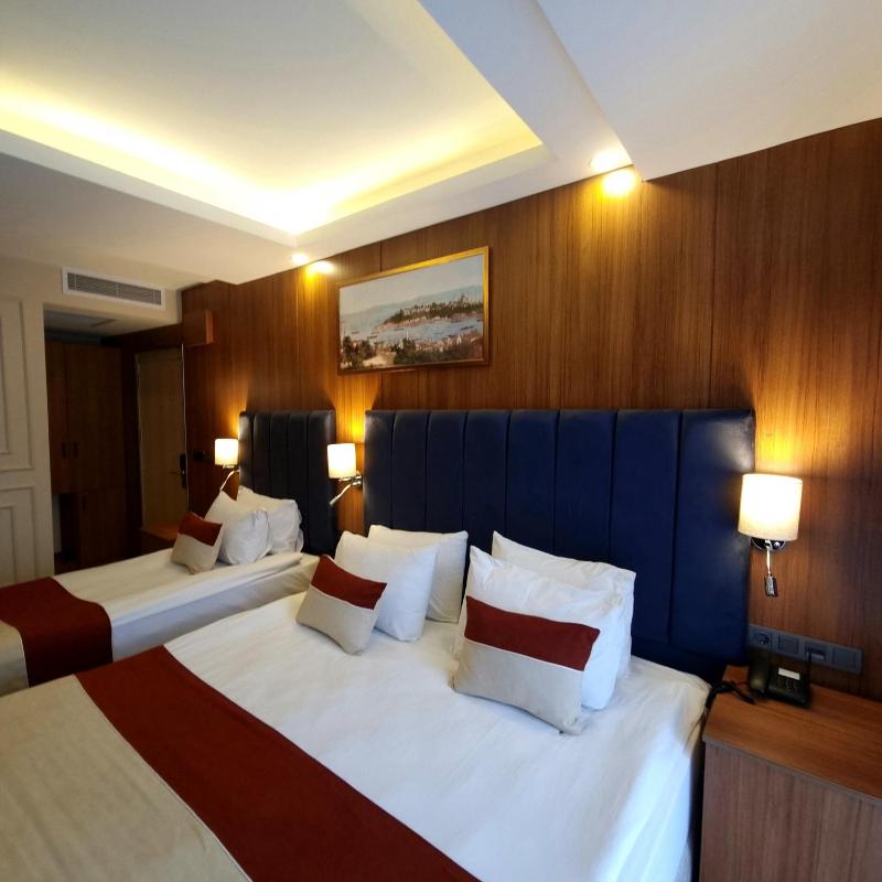 Triple Room with Balcony image 3