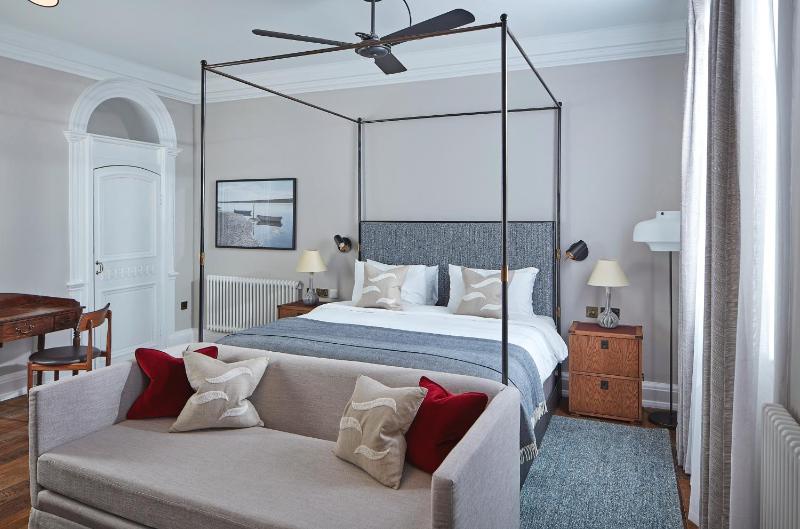 Deluxe Room image 2