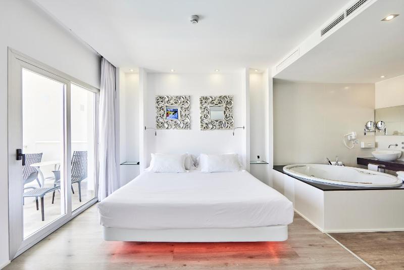 Dluxe Junior Suite with Jacuzzi image 1