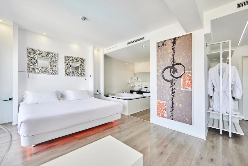 Dluxe Junior Suite with Jacuzzi image 3