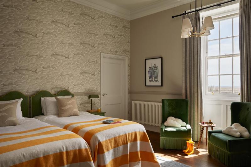Deluxe Family Room image 3