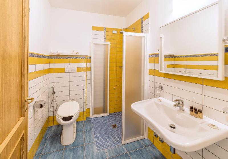 Classic Double Room image 3