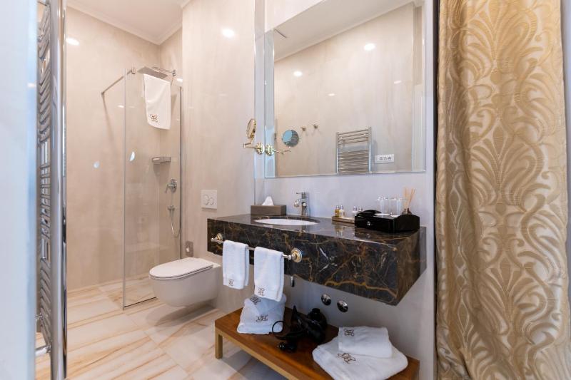Suite with Private Pool image 4