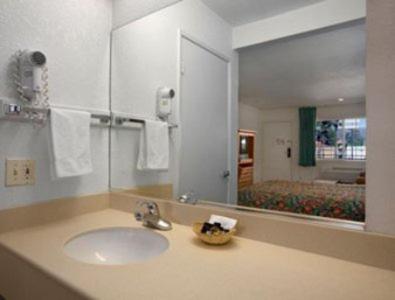 Queen Room with Two Queen Beds - Non-Smoking image 2