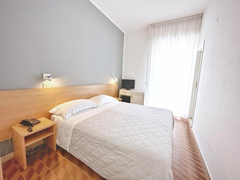 Economy Double Room image 3
