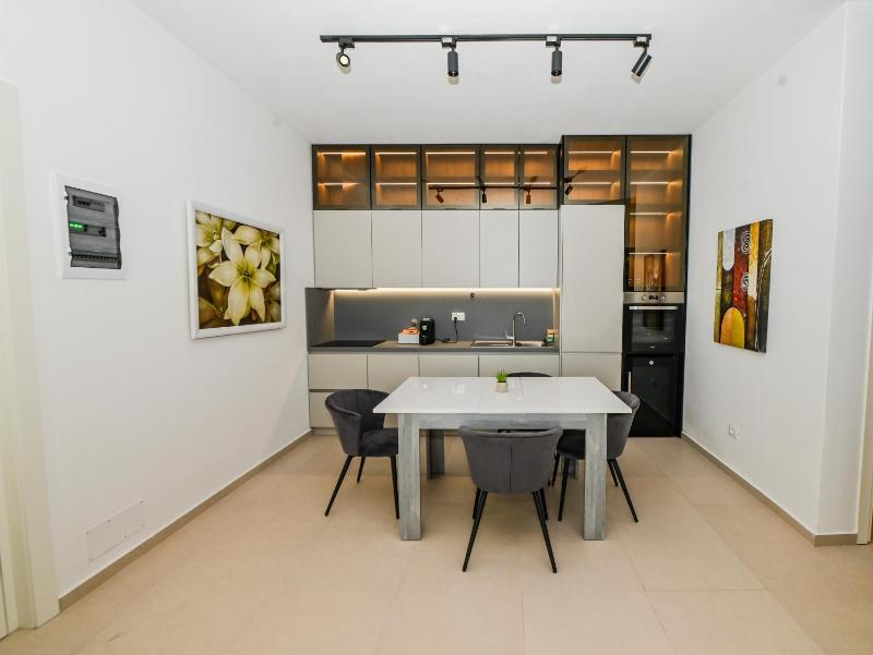 Green Cost Luxury Apt 239 - image 3