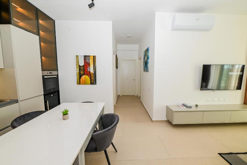 Green Cost Luxury Apt 239 - image 6