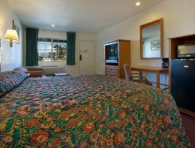 King Room - Non-Smoking image 3