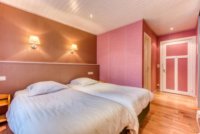 Twin Room image 4