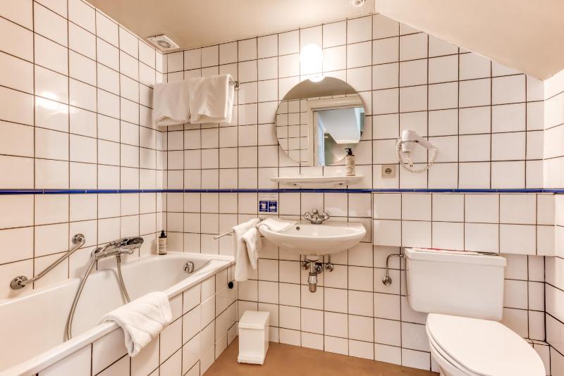 Twin Room image 2