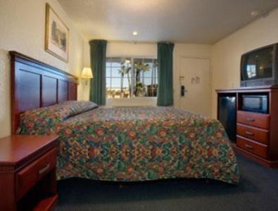 King Suite with Spa Bath - Non-Smoking image 3
