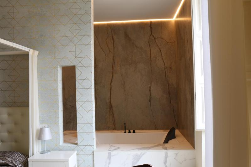 Queen Suite with Spa Bath image 3