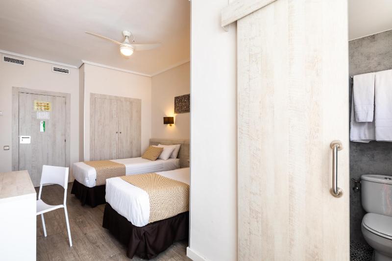 Double or Twin Room image 4