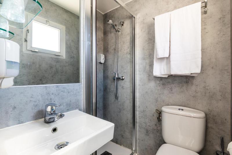 Double or Twin Room image 3