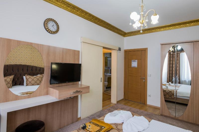 Superior Triple Room image 2