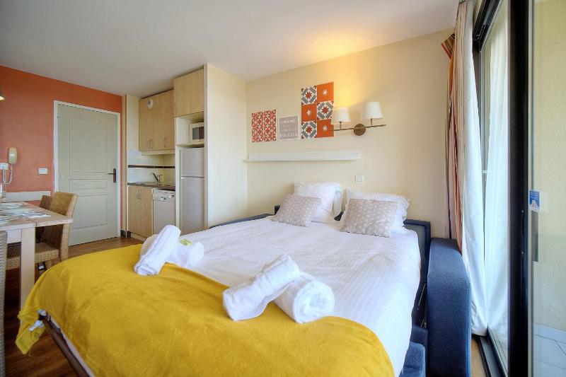 Upstays - 2 Br - sea view - Swimming pool - image 27