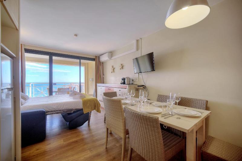 Upstays - 2 Br - sea view - Swimming pool - image 24