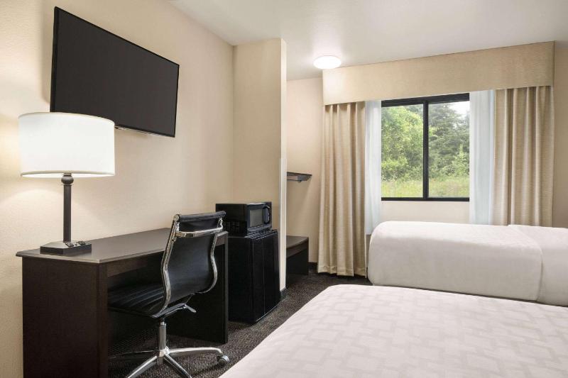 Queen Room with Two Queen Beds - Non-Smoking image 4