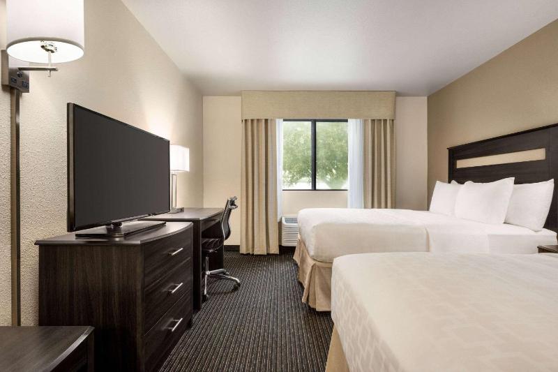 Double Room with Two Double Beds - Mobility Access/Non-Smoking image 3