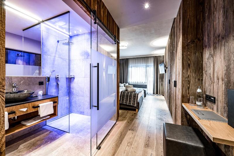 Deluxe Double Room with Shower image 4