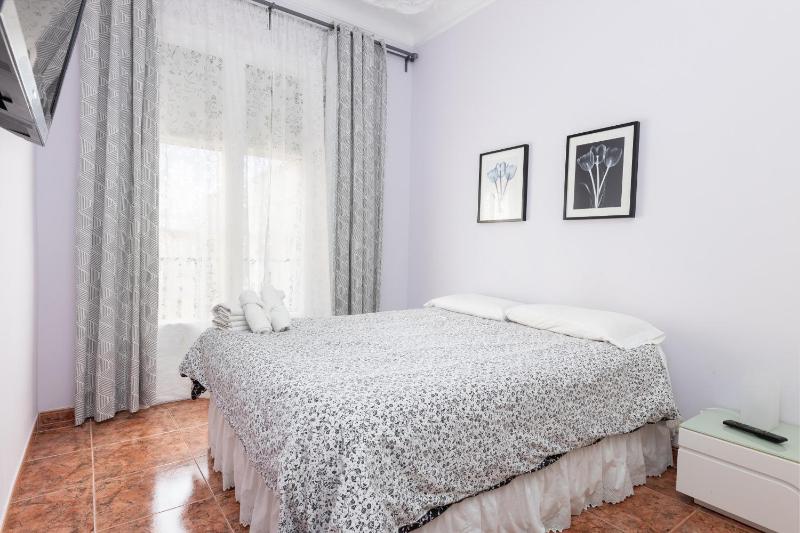 ApartEasy - Modernist flat in Eixample center - image 11