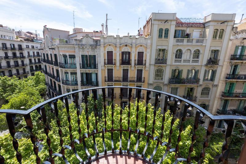 ApartEasy - Modernist flat in Eixample center - image 3