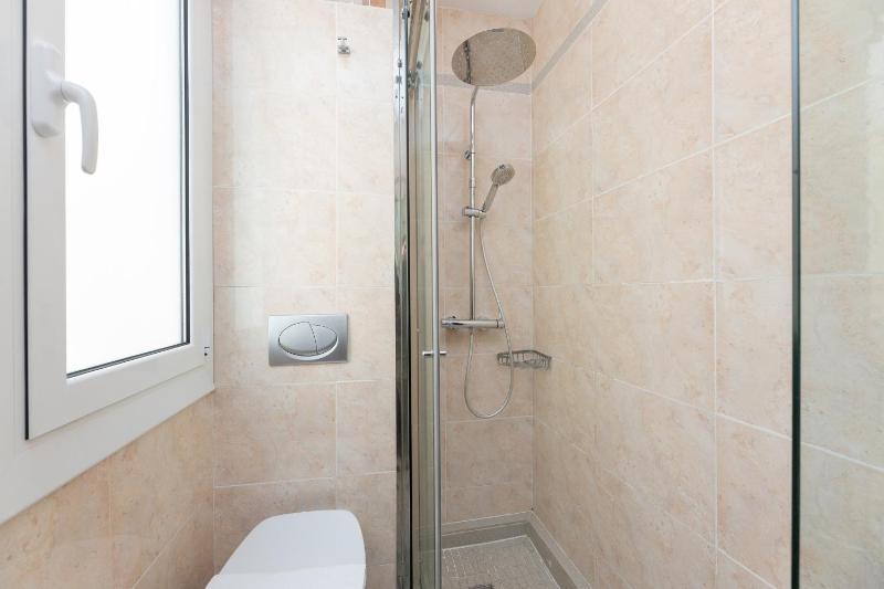 ApartEasy - Modernist flat in Eixample center - image 10