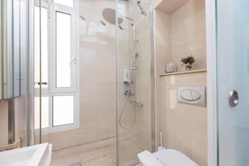 ApartEasy - Modernist flat in Eixample center - image 9