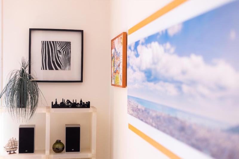 ApartEasy - Modernist flat in Eixample center - image 4