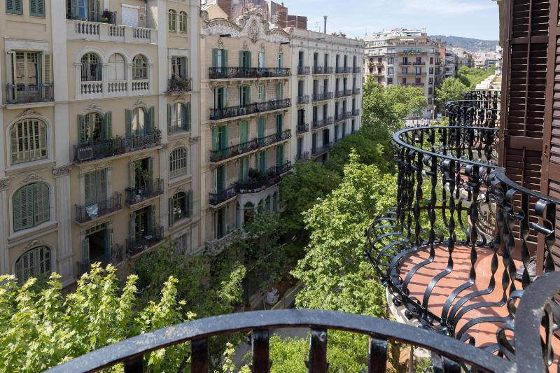 ApartEasy - Modernist flat in Eixample center - image 7
