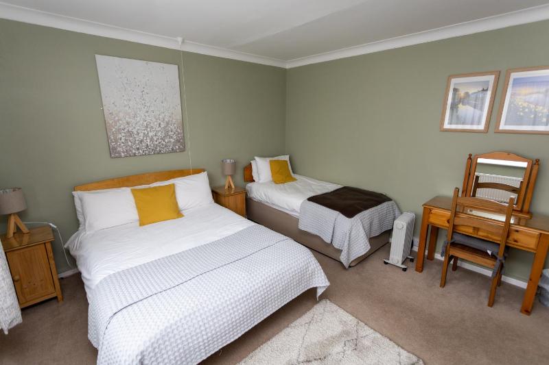Triple room with separate private bathroom image 1