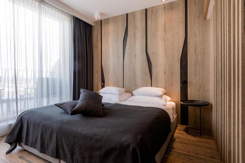 Double Room with Balcony image 2