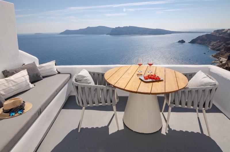 The Cook's Maisonette with Hot Tub & Caldera View  image 3