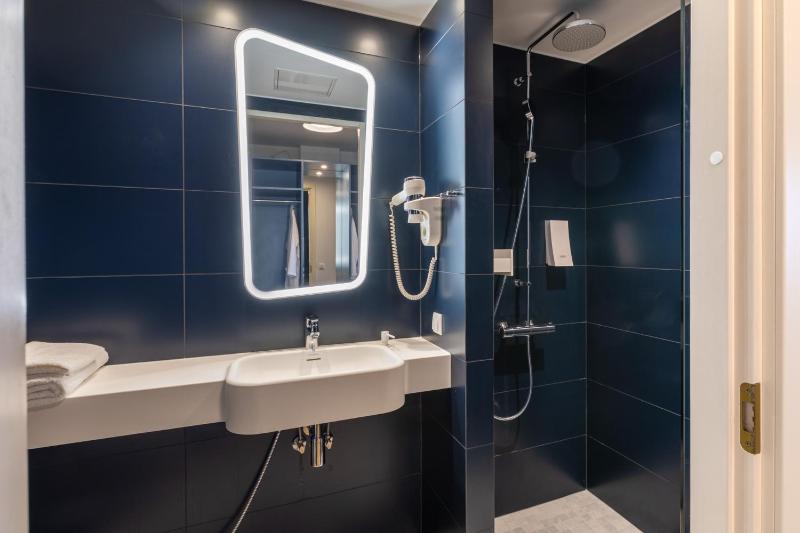 Superior Twin Room image 3