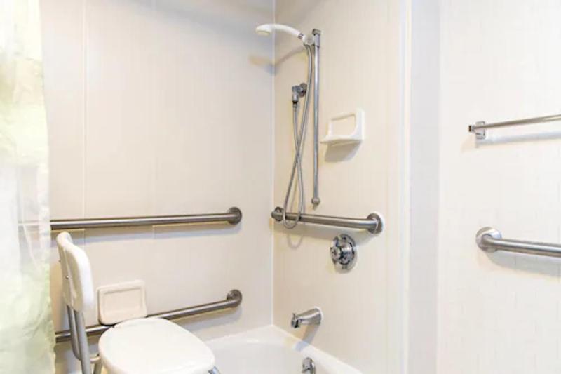 Queen Suite with Sofa Bed - Hearing Accessible image 4