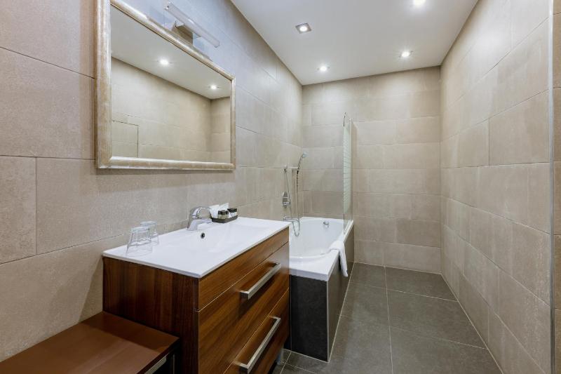 Two-Bedroom Apartment with Spa Access (4 People) image 3