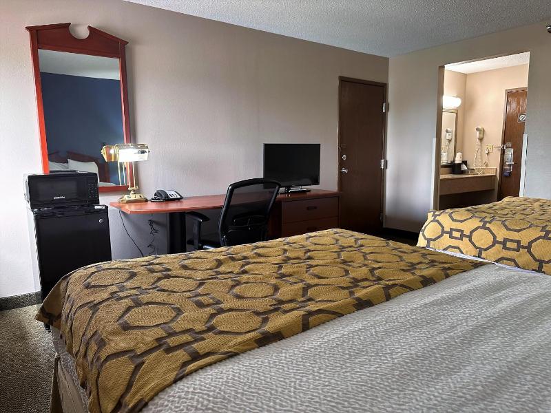 Queen Room with Two Queen Beds - Non-Smoking image 2