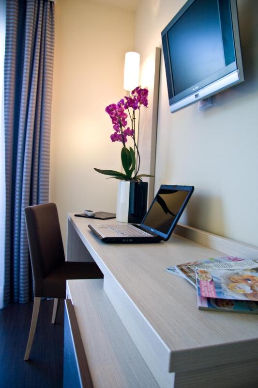 Standard Double or Twin Room with Garden View image 1
