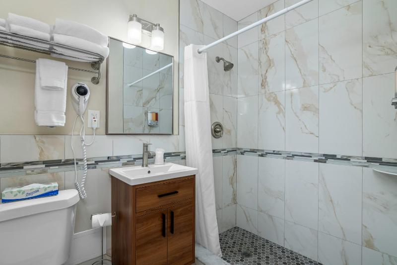 King Room - Poolside image 2