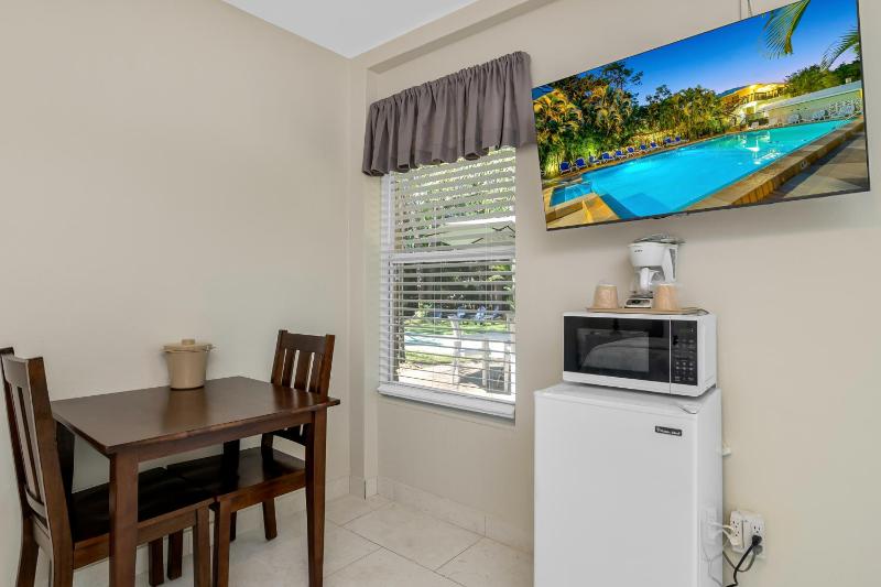King Room - Poolside image 4