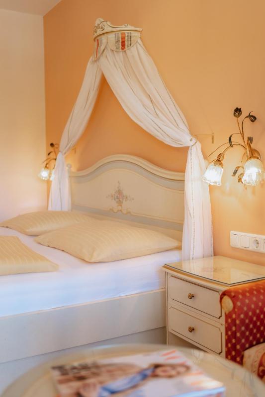 Double Room image 3