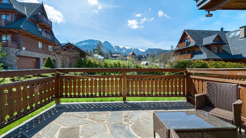 One-Bedroom Apartment with Mountain View image 2