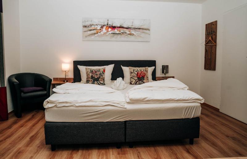 Double Room image 3