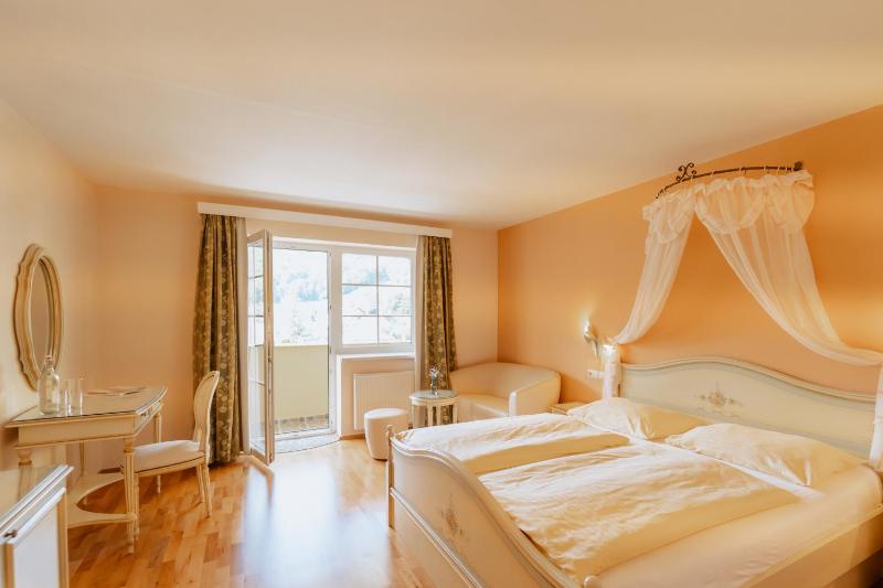 Double Room with Pool View image 1