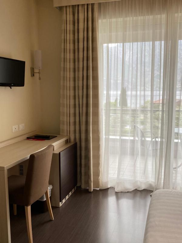Triple Room with Lake View image 3