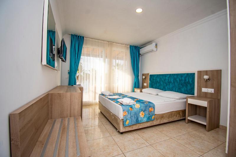 Deluxe Double Room with Sea View image 2